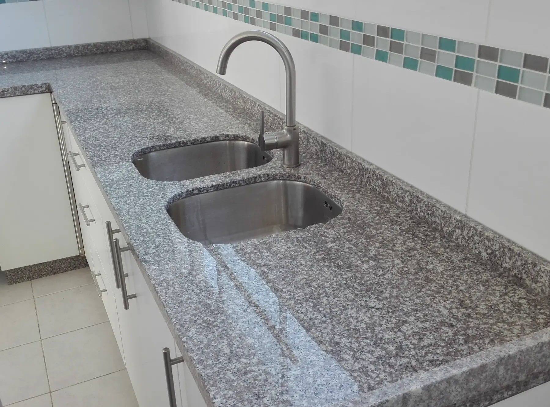 Cocina terminada con cubierta de granito y cerámica decorativa, Quilpué